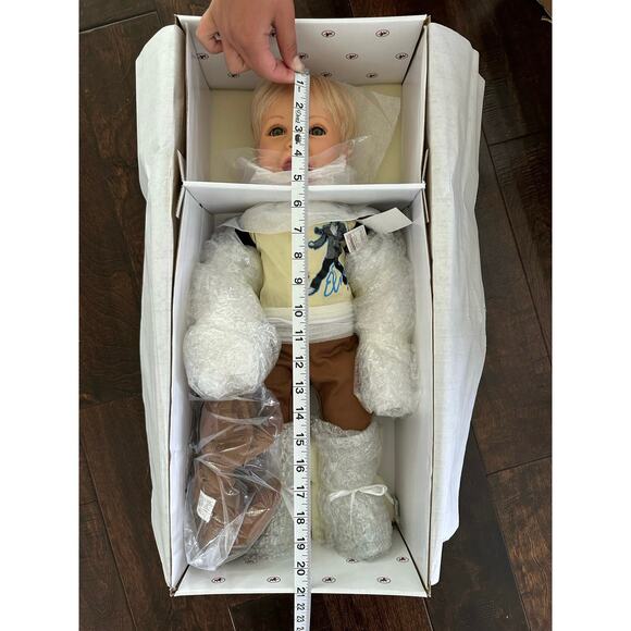 Ashton Drake 'Hound Dog' Elvis 75th Birthday "Baby Let's Rock" Collection Doll - Picture 9 of 12